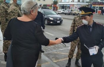 Bakı polisi vətəndaşlara tibbi maskalar payladı