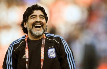 Maradona millinin məşqçisinə narkotik təklif edib