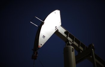 Цены на нефть снижаются после роста в пятницу