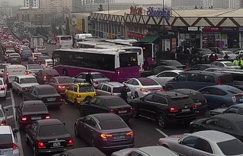 Bakının bir sıra yollarında nəqliyyatın sıxlığı müşahidə olunur