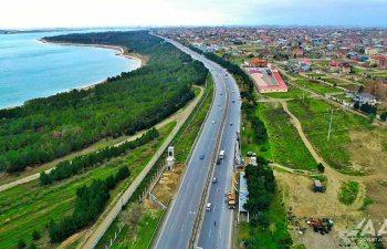 Yeni yerüstü piyada keçidinin inşası davam etdirilir