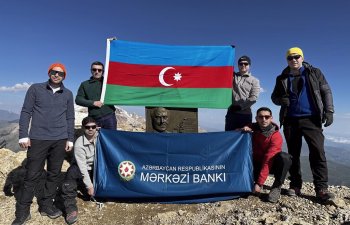 Mərkəzi Bankın əməkdaşları “Heydər Əliyev Zirvəsi”nə yürüş ediblər