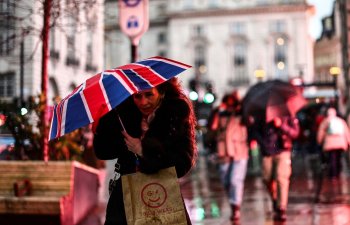 Böyük Britaniyanın pərakəndə satışları yağışlı havada gözləniləndən çox azalıb