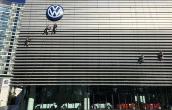 Volkswagen zavodlarını bağlamayacaq, amma 35 min iş yerini azaldacaq